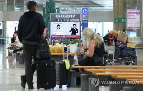 원숭이두창 국내 첫 확자 발생(영종도=연합뉴스) 김도훈 기자 = 원숭이두창 국내 의심 환자 1명이 방역 당국의 유전자증폭(PCR) 검사에서 양성 판정을 받은 것으로 알려진 22일 오후 인천국제공항 제1여객터미널 입국장에 설치된 TV에 질병관리청의 브리핑이 생중계되고 있다. 2022.6.22 superdoo82@yna.co.kr