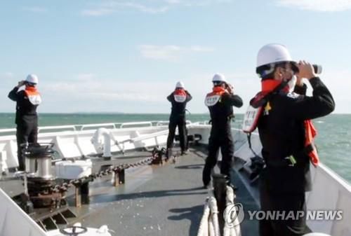 소연평도 인근 해상서 수색하는 해경[연합뉴스 사진자료]