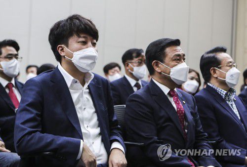 부산 찾은 이준석 대표(부산=연합뉴스) 강덕철 기자 = 국민의힘 이준석 대표가 24일 오후 부산 동구 부산항국제전시컨벤션센터에서 열린 국민의힘 부산시당 지방선거 당선자 워크숍에 참석해 자리하고 있다. 2022.6.24 kangdcc@yna.co.kr