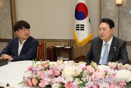 이준석 대표와 대화하는 윤석열 대통령(서울=연합뉴스) 서명곤 기자 = 윤석열 대통령이 10일 오후 용산 대통령실 청사 대접견실에서 열린 국민의힘 지도부 초청 오찬 간담회에서 이준석 대표 등과 대화하고 있다.  2022.6.10 seephoto@yna.co.kr
