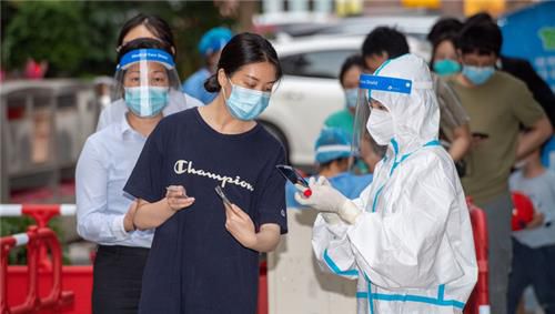 PCR 검사 받는 선전 주민들[선전시 위생건강위원회 홈페이지 캡처. 재판매 및 DB 금지]