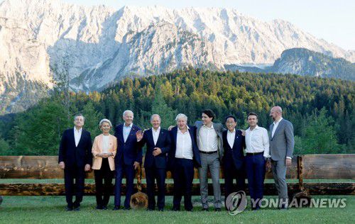 26일(현지시간) 주요 7개국(G7) 정상회의 참석 기념사진[로이터 연합뉴스]