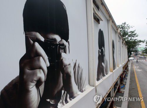 해수욕장 몰카 단속 래핑 홍보[연합뉴스 자료사진]