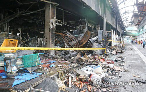 화재로 큰 피해 난 전통시장지난해 9월 4일 오전 불이 나 많은 점포가 탄 경북 영덕군 영덕읍에 있는 영덕시장. [연합뉴스 자료사진]