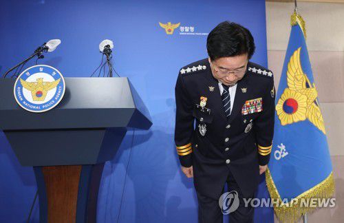 김창룡 경찰청장, 사의 입장 발표(서울=연합뉴스) 임화영 기자 = 김창룡 경찰청장이 27일 오전 서울 서대문구 경찰청 브리핑룸에서 사의를 표명하며 인사하고 있다.     김 청장의 사의 표명은 행정안전부 경찰 제도개선 자문위원회의 경찰 통제 권고안에 대한 조직 내부 반발, 치안감 인사 번복을 둘러싼 윤석열 대통령의 '국기문란' 질책 등에 책임을 진다는 차원으로 받아들여지고 있다. 2022.6.27 [공동취재] hwayoung7@yna.co.kr