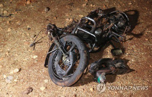 미군 드론 공격에 파괴된 오토바이의 잔해(이들리브 AFP=연합뉴스) 28일 시리아 북서부 이들리브주 동부 지역에서 미군의 무인기 공격으로 사망한 알카에다 연계 무장단체의 고위급 지도자가 타고 있었던 것으로 보이는 오토바이의 잔해. 2022.6.28