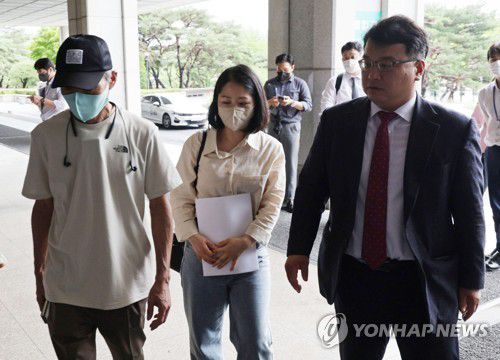 북한 피살 공무원 유족 고발인 조사 출석(서울=연합뉴스) 한종찬 기자 = 2020년 9월 북한군에 피살된 해양수산부 서해어업관리단 소속 공무원 고(故) 이대준 씨의 형 이래진 씨와 부인 권영미 씨가 변호사와 함께 29일 오후 서울 중앙지검으로 향하고 있다. 이래진 씨는 지난 22일 서훈 전 국가안보실장과 김종호 전 청와대 민정수석, 이광철 전 민정비서관을 공무집행방해, 직권남용, 허위공문서작성 등 혐의로 서울중앙지검에 고발했다. 2022.6.29 saba@yna.co.kr