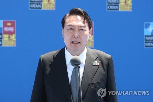 나토 정상회의장 도착해 취재진 질문 답하는 윤석열 대통령(마드리드=연합뉴스) 안정원 기자 = 윤석열 대통령이 29일(현지시간) 스페인 마드리드 이페마 컨벤션센터에서 열린 북대서양조약기구(NATO·나토) 정상회의 참석을 위해 회의장에 도착, 취재진의 질문에 답하고 있다. 2022.6.29 [대통령통신사진기자단] jeong@yna.co.kr