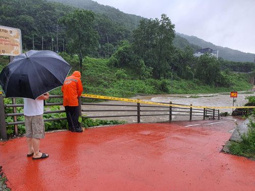 양주 석현천(양주=연합뉴스) 30일 오전 소방당국이 경기 양주시 장흥면 석현천 인근 풍수해 우려 지역을 순찰하고 있다. 2022.6.30 [경기도북부소방재난본부 제공. 재판매 및 DB금지]