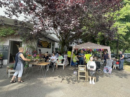 베를린 평화의 소녀상 맞은편 대항집회(베를린=연합뉴스) 이율 특파원 = 코리아협의회 등 독일 시민사회단체와 시민들이 베를린 평화의 소녀상 철거를 주장하는 보수단체의 원정시위에 대항집회를 하고 있다. 2022.6.30