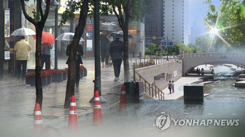 중부지방엔 물폭탄, 남부지방엔 찜통더위…극단 날씨에 '신음'(CG)[연합뉴스TV 제공]