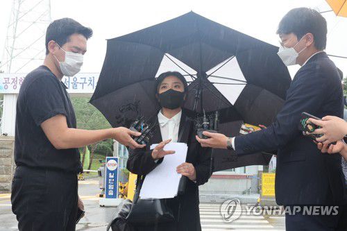 취재진 질문에 답하는 김성진 측 법률대리인(의왕=연합뉴스) 김주성 기자 = 국민의힘 이준석 대표에게 성 접대를 한 의혹을 받는 김성진 아이카이스트 대표 측 법률대리인인 김소연 변호사가 30일 경기 의왕 서울구치소에서 진행된 서울경찰청 반부패·공공범죄수사대의 김 대표에 대한 접견조사에 참관 후 취재진의 질문에 답하고 있다. 2022.6.30 utzza@yna.co.kr