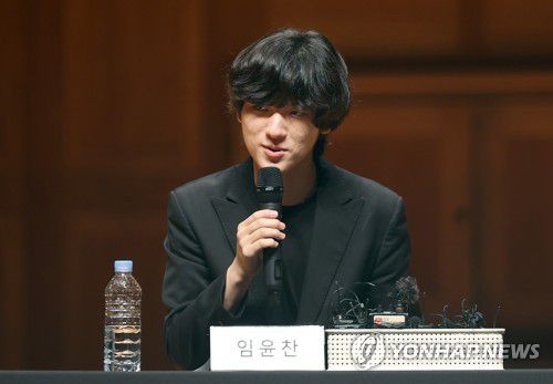 수줍게 소감 말하는 임윤찬(서울=연합뉴스) 신준희 기자 = 18살의 나이로 미국 반 클라이번 콩쿠르에서 최연소 우승 기록을 세운 피아니스트 임윤찬이 30일 한예종 서초캠퍼스에서 열린 기자간담회에서 소감을 말하고 있다. 2022.6.30 hama@yna.co.kr