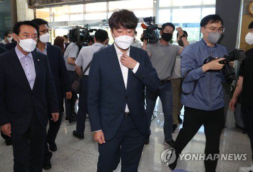 월성원전 방문한 이준석 대표(경주=연합뉴스) 김현태 기자 = 국민의힘 이준석 대표는 30일 경북 경주 월성원전의 사용후핵연료 임시저장시설(맥스터)을 방문하기에 앞서 월성원전 홍보관에 도착하고 있다. 2022.6.30 mtkht@yna.co.kr