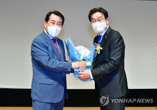 퇴임하는 양산시장과 차기 양산시장(양산=연합뉴스) 지난 29일 열린 김일권 경남 양산시장 퇴임식에 나동연 시장 당선인(왼쪽)이 참석해 축하 꽃다발을 건네고 감사 인사를 했다. 왼쪽부터 나동연 양산시장 당선인과 김일권 양산시장. 2022.6.30 [양산시 제공. 재판매 및 DB 금지] seaman@yna.co.kr