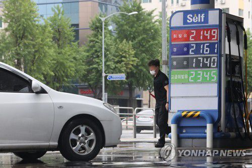 유류세 인하 폭 37%로 확대(서울=연합뉴스) 강민지 기자 = 오는 7월부터 유류세 인하 폭이 법상 허용 최대한도인 37%까지 확대된다. 유류세 30% 인하가 적용되는 지금보다 휘발유는 L당 57원, 경유는 L당 38원, LPG부탄은 L당 12원의 유류세가 추가로 내려간다. 사진은 30일 서울의 한 주유소 유가정보. 2022.6.30 mjkang@yna.co.kr