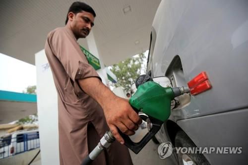 파키스탄의 페샤와르에서 차에 주유하는 시민.[EPA 연합뉴스 자료사진. 재판매 및 DB 금지]