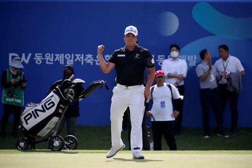연장전 버디 퍼트를 성공하고 주먹을 불끈 쥔 황중곤.[KPGA 제공. 재판매 및 DB 금지]