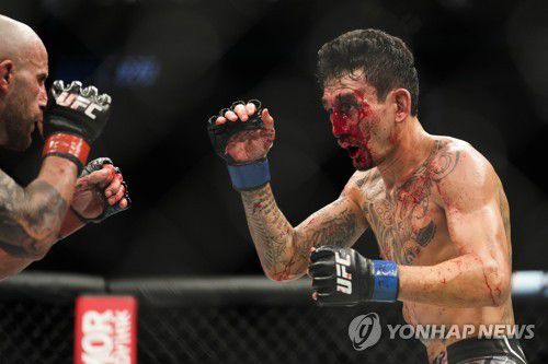 피범벅이 된 홀로웨이의 얼굴[AP=연합뉴스]