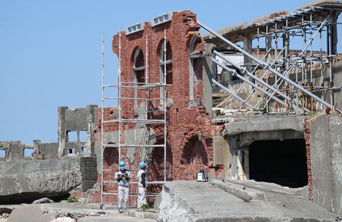 군함도에서 진행 중인 보수 작업(하시마=연합뉴스) 이세원 특파원 = 1일 오전 일본 나가사키현 소재 군함도(하시마)에서 안전모를 쓴 작업자들이 작업 중이다.