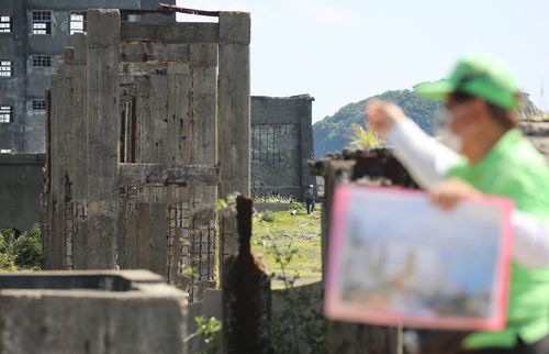 군함도 설명하는 가이드(하시마=연합뉴스) 이세원 특파원 = 1일 오전 일본 나가사키현 하시마(일명 '군함도')에서 유람선 업체 소속 가이드가 군함도에 관해 설명하고 있다.