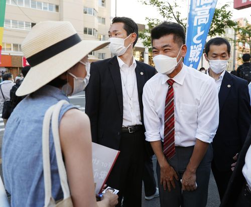 유권자와 대화하는 이즈미 겐타 입헌민주당 대표(삿포로 교도=연합뉴스)