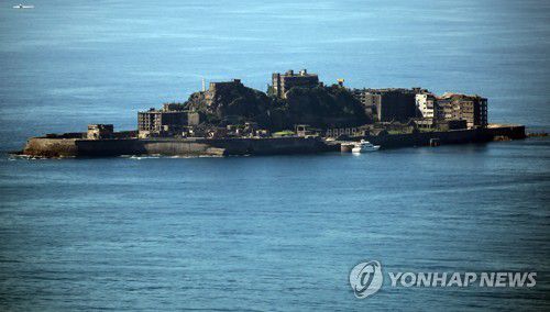 멀리 보이는 군함도(하시마)(나가사키=연합뉴스) 이세원 특파원 = 2022년 6월 30일 오후 일본 나가사키현의 한 전망대에서 멀리 군함도가 보인다.