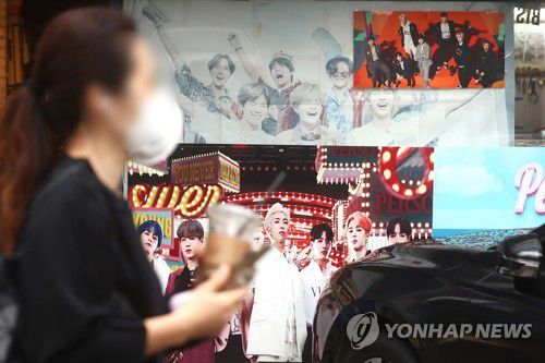 데뷔 9년 BTS, 새로운 시작(서울=연합뉴스) 진연수 기자 = 그룹 방탄소년단(BTS)이 데뷔 9년 만에 단체 활동 잠정 중단하고 개별 활동에 나선다. 방탄소년단(BTS)은 자체 유튜브 채널 '방탄TV(BANGTANTV)'를 통해 팀 활동을 잠정 중단으로 'BTS의 1막'을 마무리하고 멤버별 솔로 활동을 통한 'BTS 2막'을 열어가겠다고 언급하며 팀 활동과 개별 활동을 병행하는 계획을 밝혔다. 사진은 15일 서울의 한 방탄소년단(BTS) 단골식당에 걸린 포스터. 2022.6.15 jin90@yna.co.kr