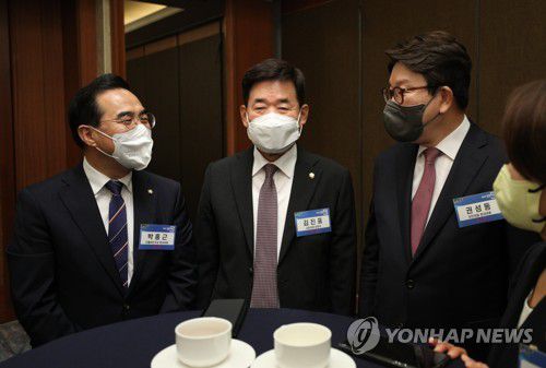 환담하는 박홍근·김진표·권성동(서울=연합뉴스) 더불어민주당 박홍근 원내대표와 김진표 국회의장 내정자, 국민의힘 권성동 원내대표가 22일 서울 중구 롯데호텔에서 열린 '2022 경향포럼'에 참석해 행사 전 환담하고 있다. 2022.6.22 [국회사진기자단] uwg806@yna.co.kr