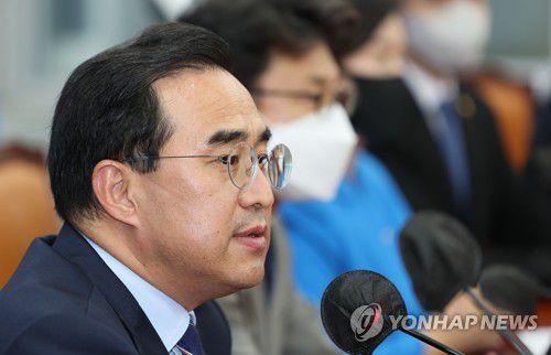 박홍근 원내대표 "오는 4일 본회의 열어 후반기 국회의장 선출"(서울=연합뉴스) 하사헌 기자 = 더불어민주당 박홍근 원내대표가 30일 오후 서울 여의도 국회에서 기자간담회를 갖고 오는 4일 본회의를 열어 후반기 국회의장을 선출하겠다고 밝히고 있다.  2022.6.30 [국회사진기자단] toadboy@yna.co.kr