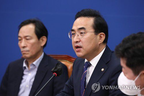 발언하는 박홍근 원내대표(서울=연합뉴스) 백승렬 기자 = 더불어민주당 박홍근 원내대표가 4일 오전 국회에서 열린 비상대책위원회 회의에서 발언하고 있다. 2022.7.4 [국회사진기자단] srbaek@yna.co.kr