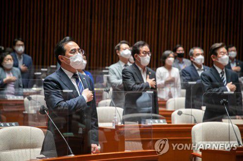 더불어민주당 의원총회(서울=연합뉴스) 이정훈 기자 = 더불어민주당 박홍근 원내대표가 4일 오후 국회 예결위회의장에서 열린 의원총회에서 참석 의원들과 국기에 경례하고 있다. 2022.7.4 [국회사진기자단] uwg806@yna.co.kr