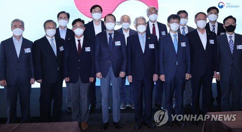 7·4 남북공동성명 50년 기념식(서울=연합뉴스) 홍해인 기자 = 권영세 통일부 장관(앞둘 왼쪽 네 번째)이 4일 오후 서울 중구 더플라자호텔에서 열린 '7·4 남북공동성명 50년 기념식'에서 참석자들과 함께 기념촬영을 하고 있다. 2022.7.4 hihong@yna.co.kr