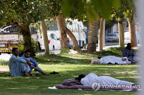 그늘에서 더위 피하는 사우디인들[로이터 연합뉴스 자료사진. 재판매 및 DB 금지]