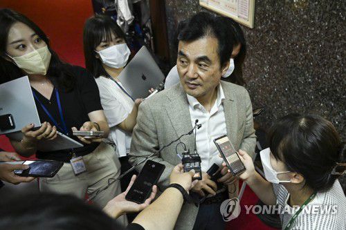 취재진 질문에 답하는 민주당 안규백 전준위원장(서울=연합뉴스) 이정훈 기자 = 더불어민주당 안규백 전당대회준비위원장이 지난달 29일 국회 원내대표실에서 열린 비공개 전준위 회의에 참석하기에 앞서 취재진의 질문에 답하고 있다. [국회사진기자단] uwg806@yna.co.kr