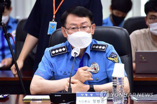 김병주 단장 발언 경청하는 정봉환 해경청장(인천=연합뉴스) 5일 오전 인천시 연수구 해양경찰청에서 열린 더불어민주당 서해 공무원 사망사건 TF 3차 회의에서 정봉훈 해경청장이 김병주 TF단장의 발언을 듣고 있다. 2022.7.5 [국회사진기자단] uwg806@yna.co.kr