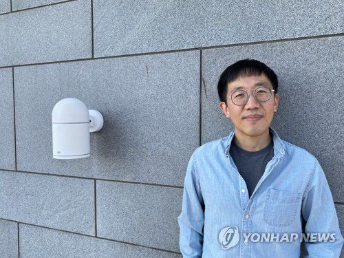 필즈상 수상한 허준이 교수(헬싱키=연합뉴스) 김정은 특파원 = 5일(현지시간) 핀란드 헬싱키 알토대학교에서 '수학 노벨상' 필즈상을 수상한 허준이 프린스턴대 교수 겸 한국 고등과학원 석학교수. 2022.7.5 kje@yna.co.kr