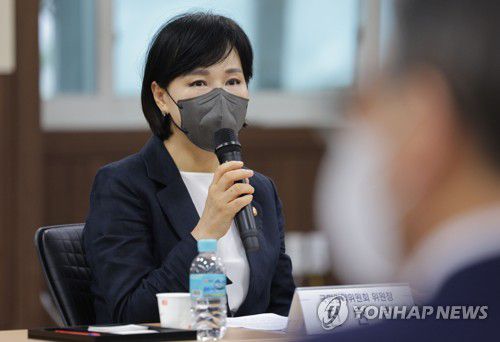 발언하는 전현희 위원장(서울=연합뉴스) 한종찬 기자 = 전현희 국민권익위원장이 30일 오후 서울 농협 하나로클럽 양재점에서 열린 소상공인·유통업 등 관계자 국민고층 현장간담회에서 발언하고 있다. 2022.6.30 saba@yna.co.kr