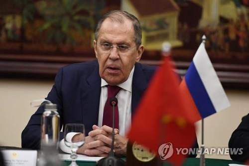 베트남 방문한 라브로프 러시아 외무장관 (하노이 EPA=연합뉴스) 세르게이 라브로프 러시아 외무장관이 6일 베트남 하노이 정부 게스트하우스에서 부이 타인 선 베트남 외무장관과 회담을 하고 있다. 2022.07.06  ddy04002@yna.co.kr