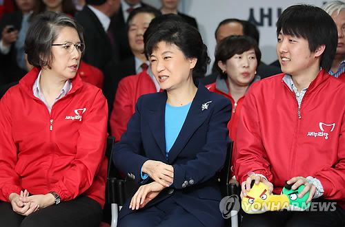 박선대위원장, 비대위원들과 대화(서울=연합뉴스) 김동진 기자 = 11일 저녁 선거종료에 이어서 출구조사 결과가 발표되자 새누리당 상황실에서 TV를 시청하던 박근혜 선대위원장과   이양희.이준석 비대위원이 대화를 나누고 있다.  2012.4.11 kimd@yna.co.kr