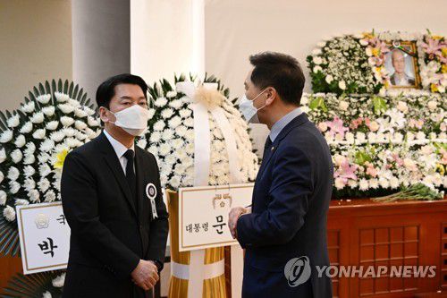 안철수 위원장 부친 빈소 찾은 김기현(서울=연합뉴스) 김기현 국민의힘 전 원내대표가 20일 서울 종로구 서울대병원 장례식장에 마련된 안철수 제20대 대통령직인수위원장 부친의 빈소를 찾아 조문 뒤 안 위원장과 인사하고 있다. 2022.4.20 [인수위사진기자단] photo@yna.co.kr