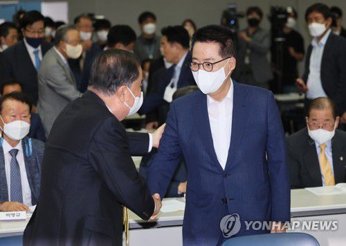 인사 나누는 문희상·박지원(서울=연합뉴스) 이정훈 기자 = 문희상 전 국회의장과 박지원 전 국정원장이 15일 오후 서울 마포구 연세대학교 김대중도서관 컨벤션홀에서 열린 6.15 남북정상회담 22주년 기념식 및 학술회의에서 인사를 나누고 있다. 2022.6.15 uwg806@yna.co.kr