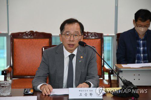 회의 주재하는 조승환 장관(서울=연합뉴스) 조승환 해양수산부 장관이 23일 정부세종청사에서 열린 수산물 물가안정 대책 회의를 주재하고 있다. 2022.6.23 [해양수산부 제공. 재판매 및 DB 금지] photo@yna.co.kr