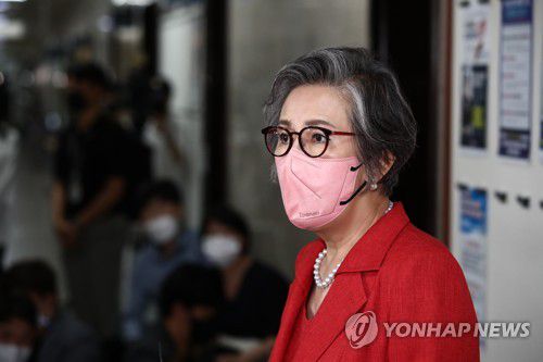 이준석 대표 징계 심의 전 발언하는 이양희 윤리위원장(서울=연합뉴스) 이정훈 기자 = 국민의힘 이양희 윤리위원장이 7일 오후 국회 대회의실에서 열리는 이준석 대표의 '성 상납 증거 인멸 교사' 의혹에 대한 당 중앙윤리위원회의에 참석하며 발언하고 있다. 2022.7.7 [공동취재] uwg806@yna.co.kr