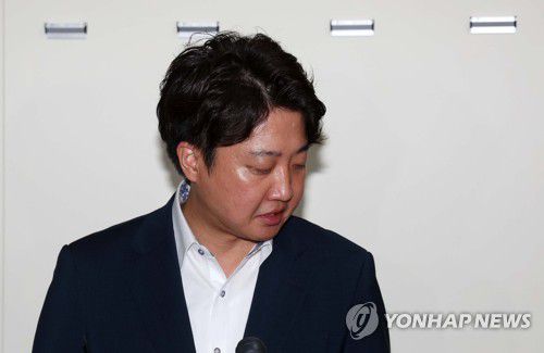 이준석의 '입장'(서울=연합뉴스) 이정훈 기자 = 국민의힘 이준석 대표가 7일 저녁 국회 당 대회의실에서 열린 중앙윤리위원회의에 출석하고 있다. 2022.7.7 [공동취재] uwg806@yna.co.kr