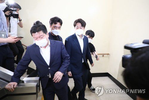 국회 나서는 이준석(서울=연합뉴스) 이정훈 기자 = 중앙윤리위원회에 출석해 '성 상납 증거인멸 교사' 의혹에 대해 소명한 국민의힘 이준석 대표가 8일 국회를 나서고 있다. 2022.7.8 [공동취재] uwg806@yna.co.kr