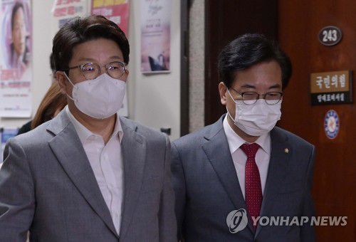 당대표실 앞 지나는 권성동(서울=연합뉴스) 이정훈 기자 = 국민의힘 권성동 원내대표가 8일 오전 국회 당대표실 앞을 지나고 있다. 오른쪽은 송언석 원내수석부대표. 2022.7.8 [국회사진기자단] uwg806@yna.co.kr