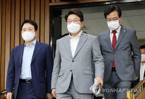 원내대책회의 참석하는 권성동 원내대표(서울=연합뉴스) 하사헌 기자 = 국민의힘 권성동 원내대표가 8일 서울 여의도 국회에서 열린 원내대책회의에 참석하고 있다. 2022.7.8 [국회사진기자단] toadboy@yna.co.kr