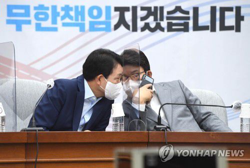 대화하는 권성동 원내대표와 성일종 정책위의장(서울=연합뉴스) 하사헌 기자 = 국민의힘 권성동 원내대표(오른쪽)와 성일종 정책위의장이 8일 서울 여의도 국회에서 열린 원내대책회의에서 대화하고 있다. 2022.7.8 [국회사진기자단] toadboy@yna.co.kr