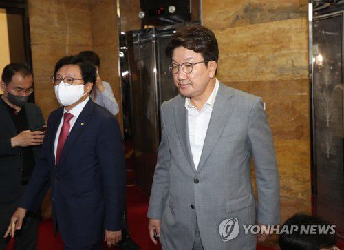 굳은 표정의 권성동(서울=연합뉴스) 이정훈 기자 = 국민의힘 권성동 원내대표가 8일 오전 국회에서 열린 원내대책회의를 마친 뒤 나서며 취재진의 질문에 굳은 표정을 짓고 있다. 왼쪽은 박형수 원내대변인. 2022.7.8 [국회사진기자단] uwg806@yna.co.kr